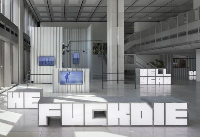 Hito Steyerl, Hell Yeah We Fuck Die, 2016, video instalacion, ambient. Hell Yeah We Fuck Die: Tri kanale HD video dokument: 4 minuta, 35 sek