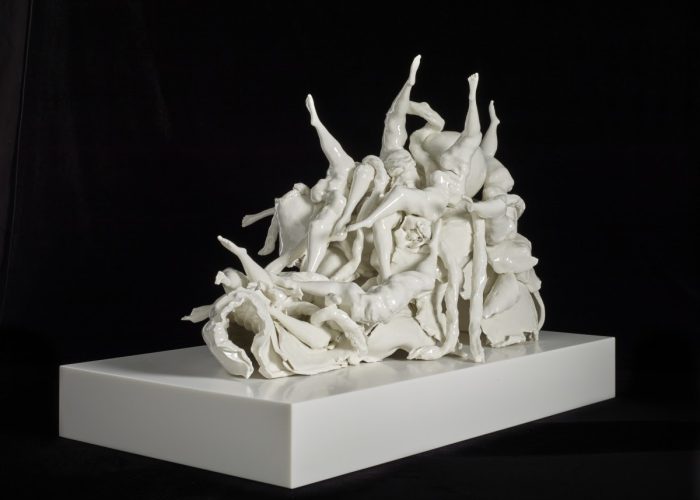 Rachel Kneebone - Trapi i Meduzës VII - 2015 Porcelam, Korian dhe ngjitës (56 × 44 × 79 cm)