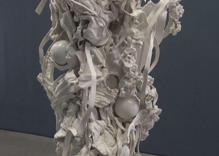 Rachel Kneebone - Trapi i Meduzës VII - 2015 Porcelam, Korian dhe ngjitës (56 × 44 × 79 cm)